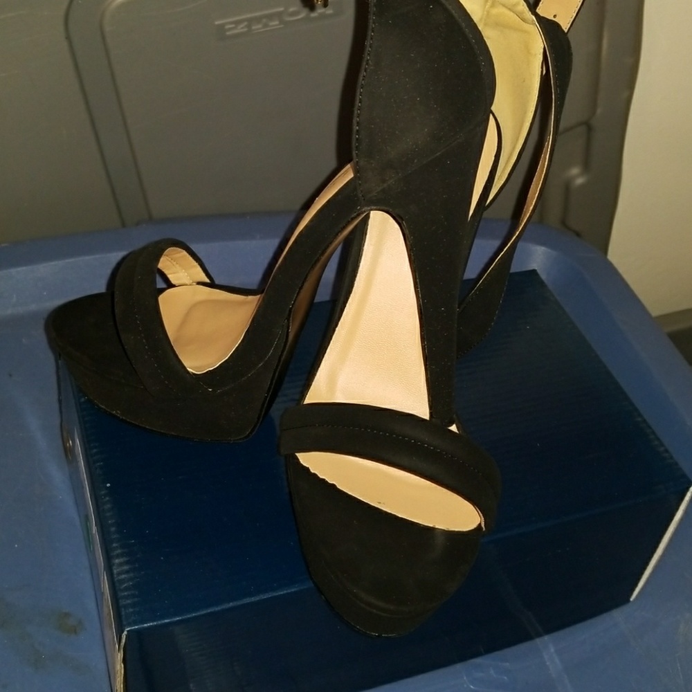 Shoes - Picture 3 of 4